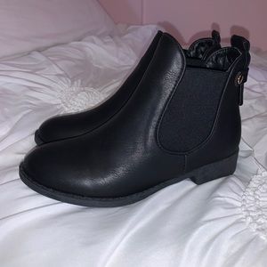 BRAND NEW NEVER WORN- black booties size 5